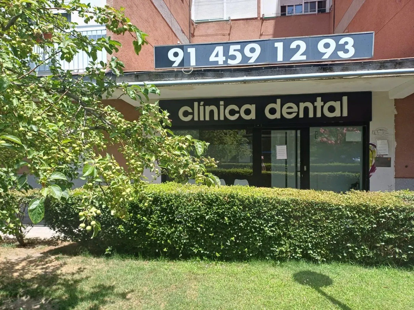 Fachada de la clínica dental Navadent en Madrid