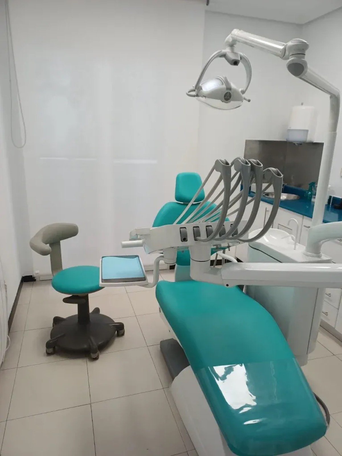 Gabinete de la clínica Navadent con sillón dental y equipamiento
